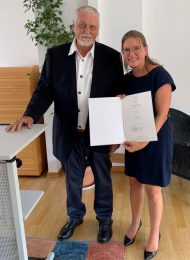 Stephanie Maier Zertifikatsübergabe Abschluss Systemtherapeutin (SE)